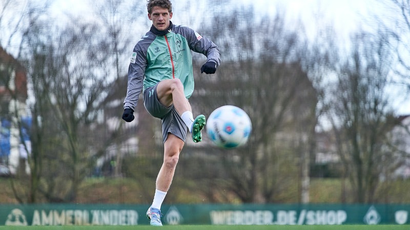 Werder-Profi Jens Stage holt im Training zu einem Schuss mit dem rechten Fuß aus.