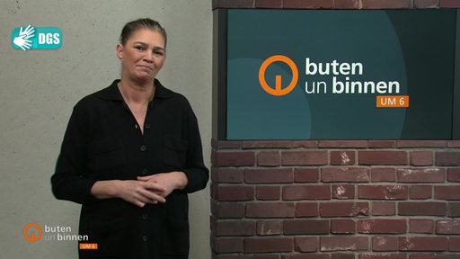 Die Moderatorin Gunda Helmes im Studio von buten un binnen.