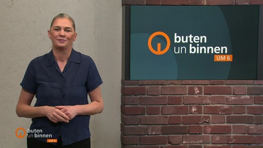 Die Moderatorin Gunda Helmes im Studio von buten un binnen.