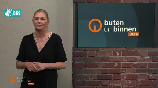 Die Moderatorin Gunda Helmes im Studio von buten un binnen.