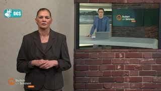 Gebärden-Moderatorin Gunda Helmes im Studio von buten un binnen