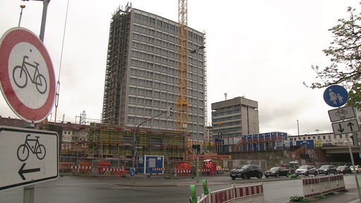 Es ist das alte Bundeswehrhochhaus in der Falkenstraße zu sehen.