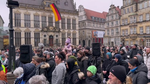 Eine Gedenkveranstaltung auf dem Bremer Marktplatz, bei der an die Erdbeben-Opfer in der Türkei und Syrien gedacht wurde.