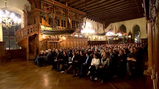 Ein volles Rathaus mit Gästen zum Gedenken an die Opfer des Nationalsozialismus.