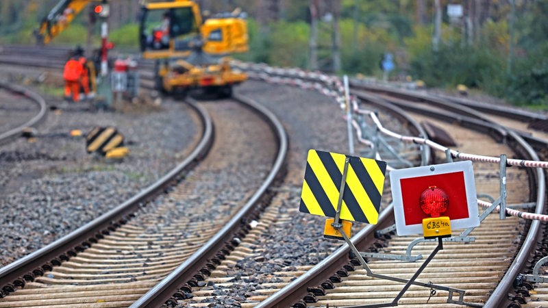 Arbeiten an Gleisanlagen Letzte Gleisarbeiten nach einer größeren Baumaßnahme. Essen Nordrhein-Westfalen Deutschlan