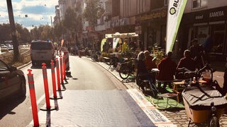 Eine für Radfahrer abgetrennte Fahrspur auf einer Straße