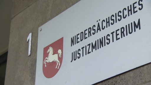 Das Schild des niedersächsischen Justizministeriums