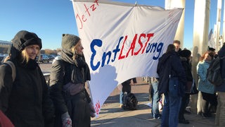 Menschen demonstrieren vor der Bremer Stadthalle