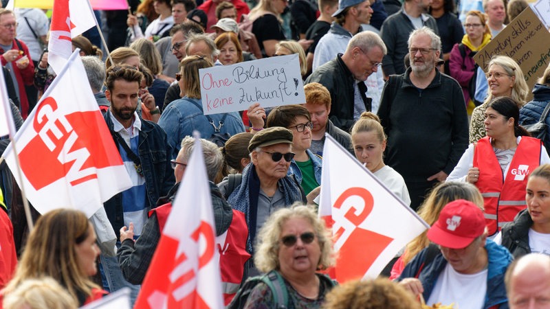 GEW Fahnen und Forderungen werden von Demonstrationsteilnehmern hoch gehalten.