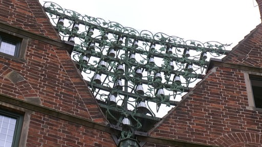 Es sind die Glocken auf der Böttcherstraße in der Bremer Altstadt zu sehen.