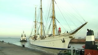 Die Gorch Fock wird in einen Hafen geschleppt