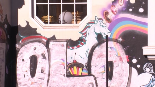 Ein Graffiti mit einem Einhorn.