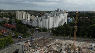 Ein weißer Hochhauskomplex mit vielen Wohnungen