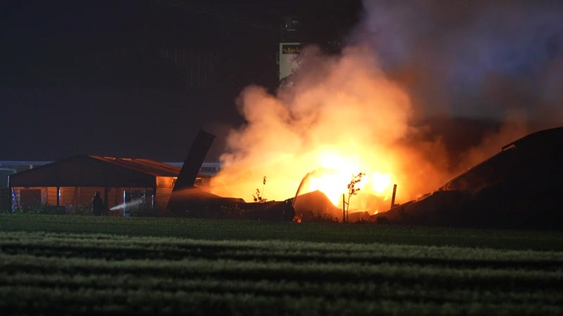 In einer Halle bei Vechta ist ein Großbrand ausgebrochen.