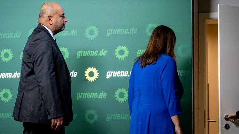 Die Grünen-Parteivorsitzenden Ricarda Lang und Omid Nouripour verlassen eine Pressekonferenz in der Bundesgeschäftsstelle der Grünen.