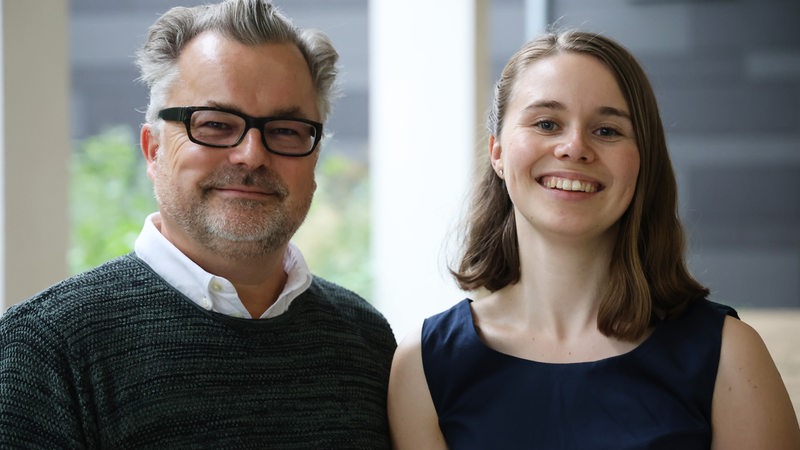 Marek Helsner und Franziska Tell stehen nebeneinander