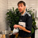 Max Lange von Bremen Next beim Grünkohl kochen