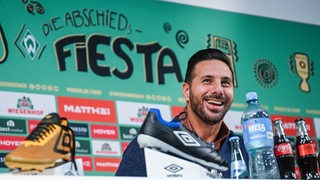 Claudio Pizarro beantwortet Fragen bei einer Pressekonferenz.