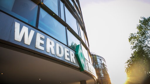 Sonnenlicht fällt auf die Geschäftsstelle am Weser-Stadion.