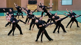 Tänzerinnen und Tänzer des Grün-Gold-Clubs in der Trainingshalle bei der Generalprobe der Choreografie "Emozioni".