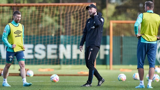 Werder-Trainer Ole Werner gibt seinen Spieler im Training Anweisungen.