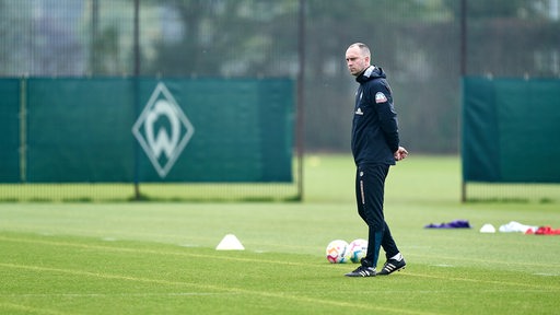 Ole Werner steht auf dem Trainingsplatz.