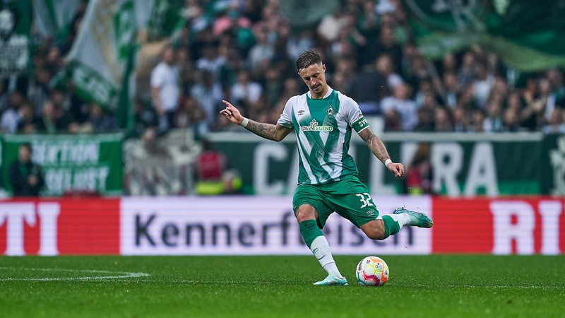 Marco Friedl spielt einen langen Pass.