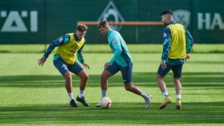 Niclas Füllkrug führt im Training den Ball.