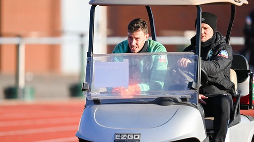 Jiri Pavlenka wird auf einem Golf-Cart weggefahren.