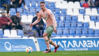 Werder-Spieler Niklas Schmidt dribbelt mit dem Ball.