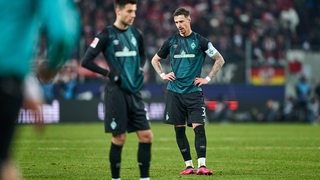 Werder-Kapitän Marco Friedl steht nach dem Köln-Spiel konsterniert auf dem Feld.