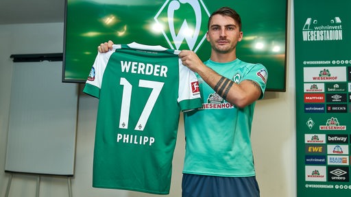 Maximilian Philipp präsentiert sein Trikot.