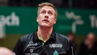 Werders Tischtennis-Profi Mattias Falck schaut enttäuscht zur Hallendecke hoch.