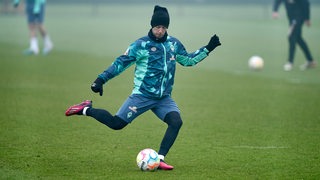 Werder-Verteidiger Mitchell Weiser schlägt im Training eine Flanke.