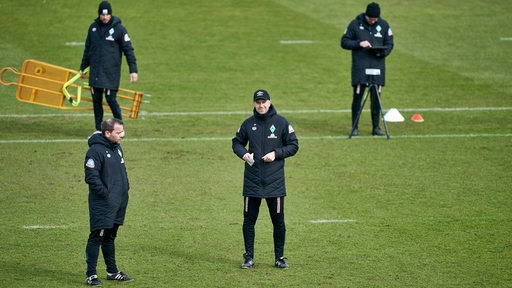 Ole Werner steht auf dem Trainingsplatz.