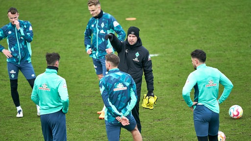 Werder-Coach Ole Werner gibt Anweisungen im Training.