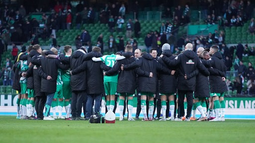 Die Werder-Mannschaft bildet nach der Hoffenheim-Niederlage einen Kreis.