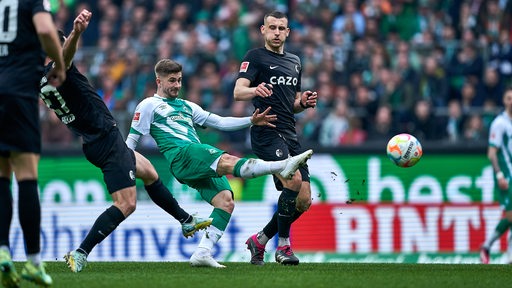 Werder-Spieler Romano Schmid im Zweikampf mit Freiburgs Maximilian Eggestein.