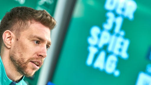 Werder-Profi Mitchell Weiser bei einer Pressekonferenz im Profil.