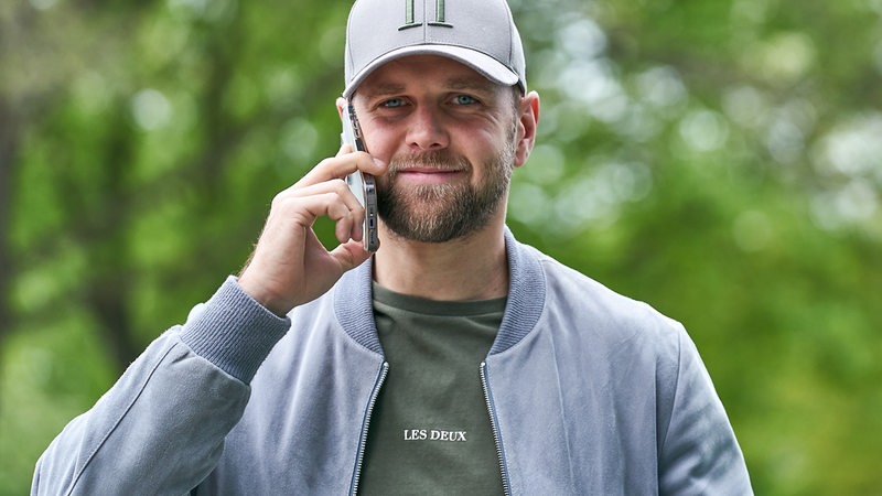 Niclas Füllkrug telefoniert mit dem Handy.