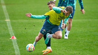 Mitchell Weiser stoppt Jens Stage im Training.