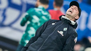 Werder-Trainer Ole Werner beugt sich an der Seitenlinie nach hinten, während er seinen Frust heraus schreit.