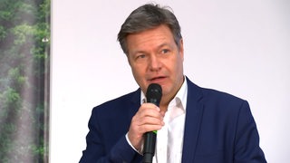 Bundeswirtschaftsminister Robert Habeck (Grüne) hält eine Rede.