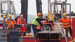 Hafenarbeiter beim Verladen im Hafen.