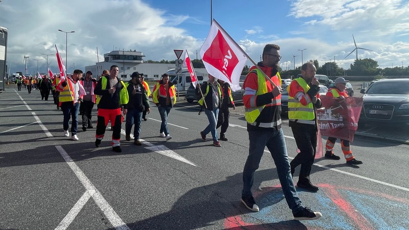 Menschen im Hafen von Bremerhaven bei einer Demonstration