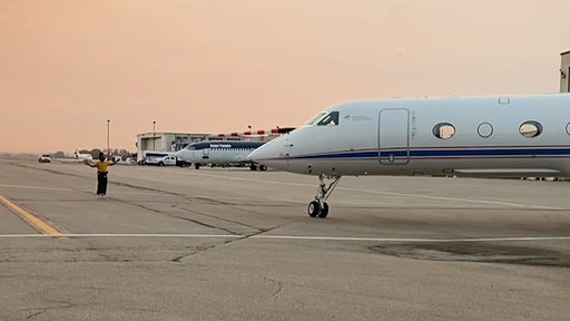 Das deutsche Forschungsflugzeug "HALO" auf der Startbahn eines Flughafens.