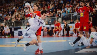 Miro Schluroff wirft im Spiel gegen Österreich auf das Tor.