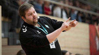 Timm Dietrich, Trainer der Werder-Handballerinnen, gestikuliert am Spielfeldrand.