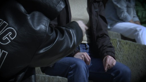 Ein Symbolbild, bei dem ein Finger auf eine Person zeigt , deren Kopf nicht zu sehen ist.
