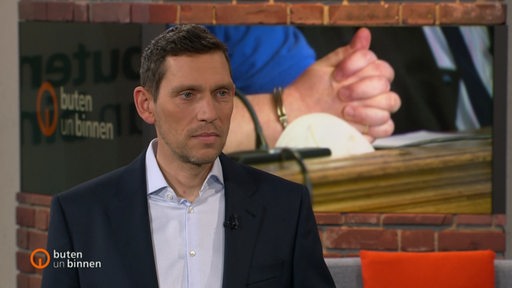 Der Reporter Hauke Hirsinger zu Gast im Studio von buten un binnen.